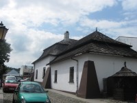 dom na dołkach w Starym Sączu z łamanym gontowym dachem Fot. Krzysztof Stasiak