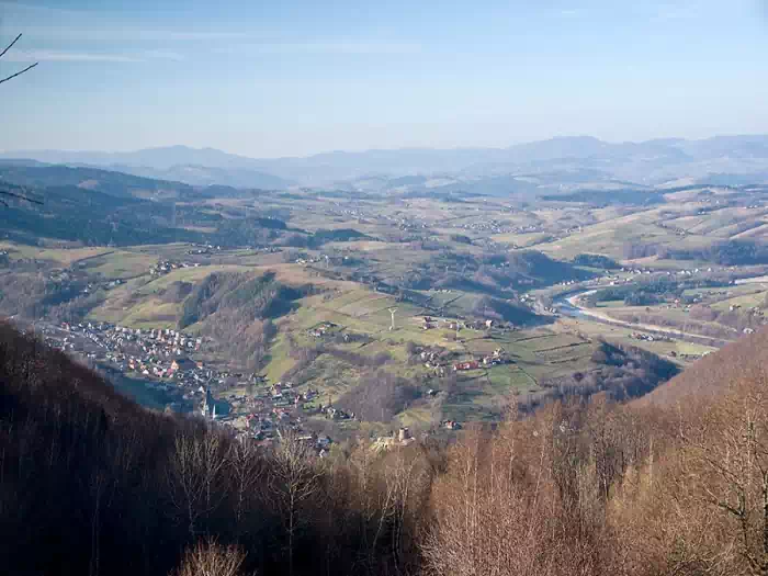 Rytro wraz z dolin Popradu-widok z czerwonego szlaku fot.  tadeusz dziedzinaC