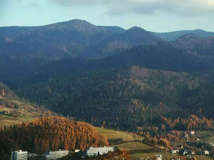 Najwyszy szczyt to Skaka. W dole Szczawnica i dolina Sopotnickiego Potoku ;; fot. Jerzy Opioa