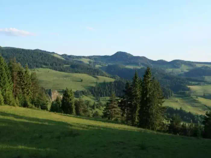 Na lewo dolina Biaej Wody i Mae Pieniny. Wida najwyszy szczyt Pienin - Wysok1 fot. jaba.bikestats.pl