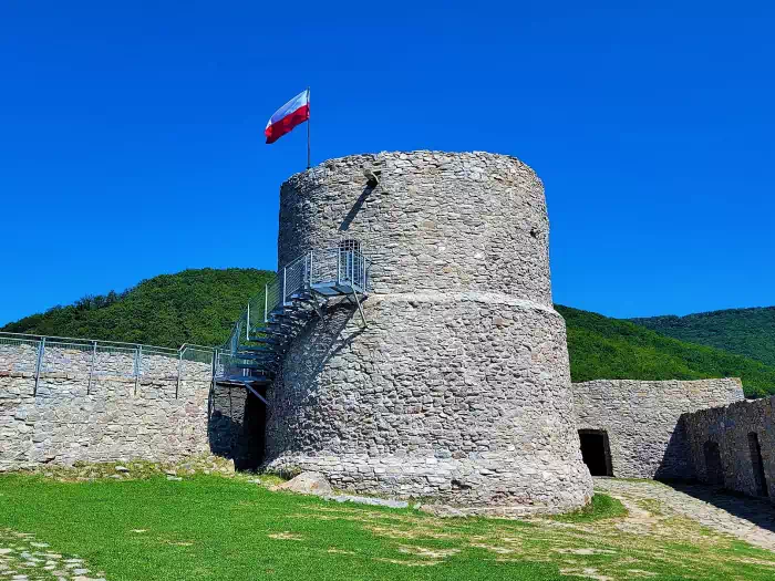 Ruiny zamku ryterskiego fot. beskidsadecki.eu